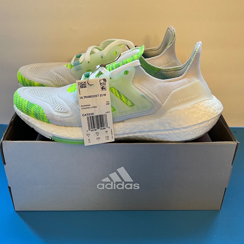 New Women's Adidas Ultra Boost 22 Cloud White / Cloud White / Bliss Blue Size 8
